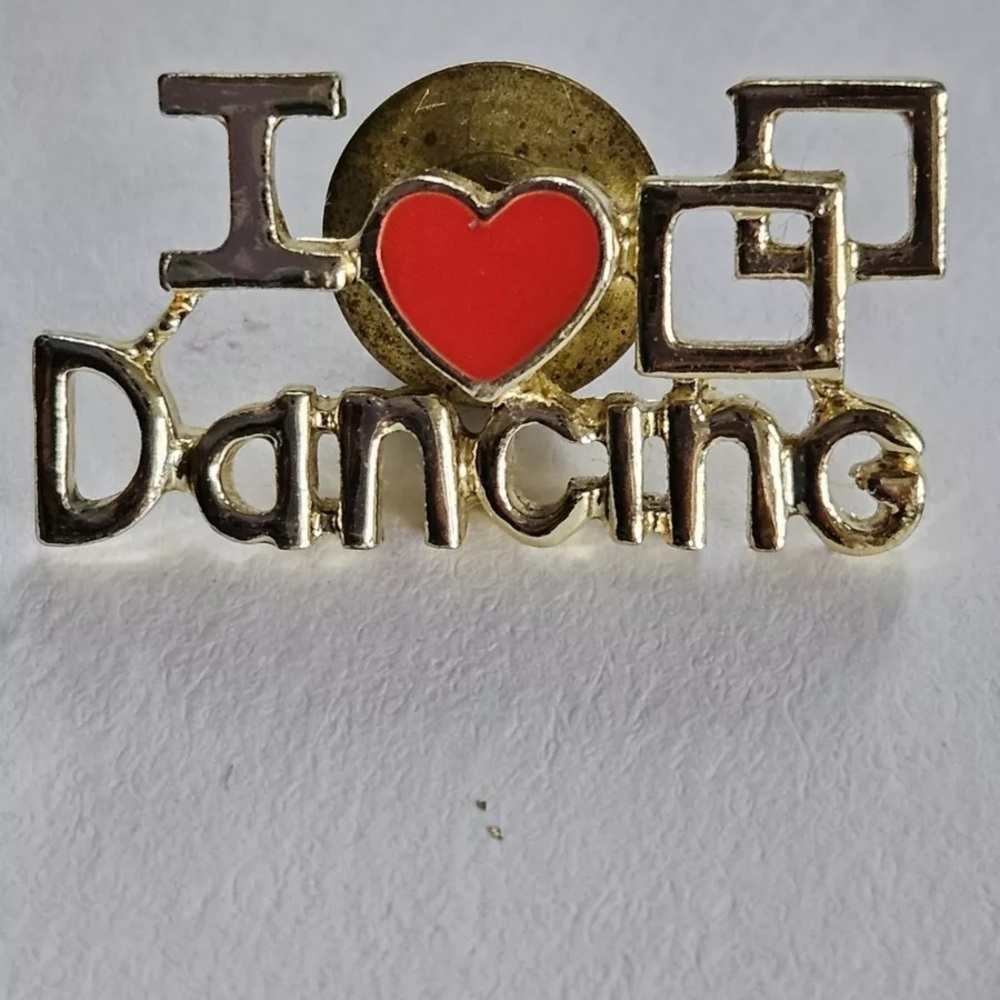 "I Love Square Dancing" Red Heart Gold Metal Enamel Lapel Pin